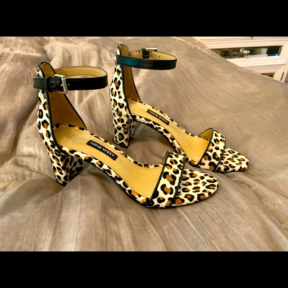Cute sandals! Perfect neutral accent shoe!